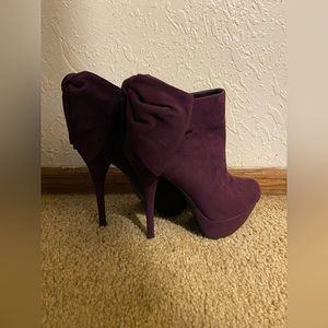 Selling these purple heels with a purple bow in the back. Brand new. !
